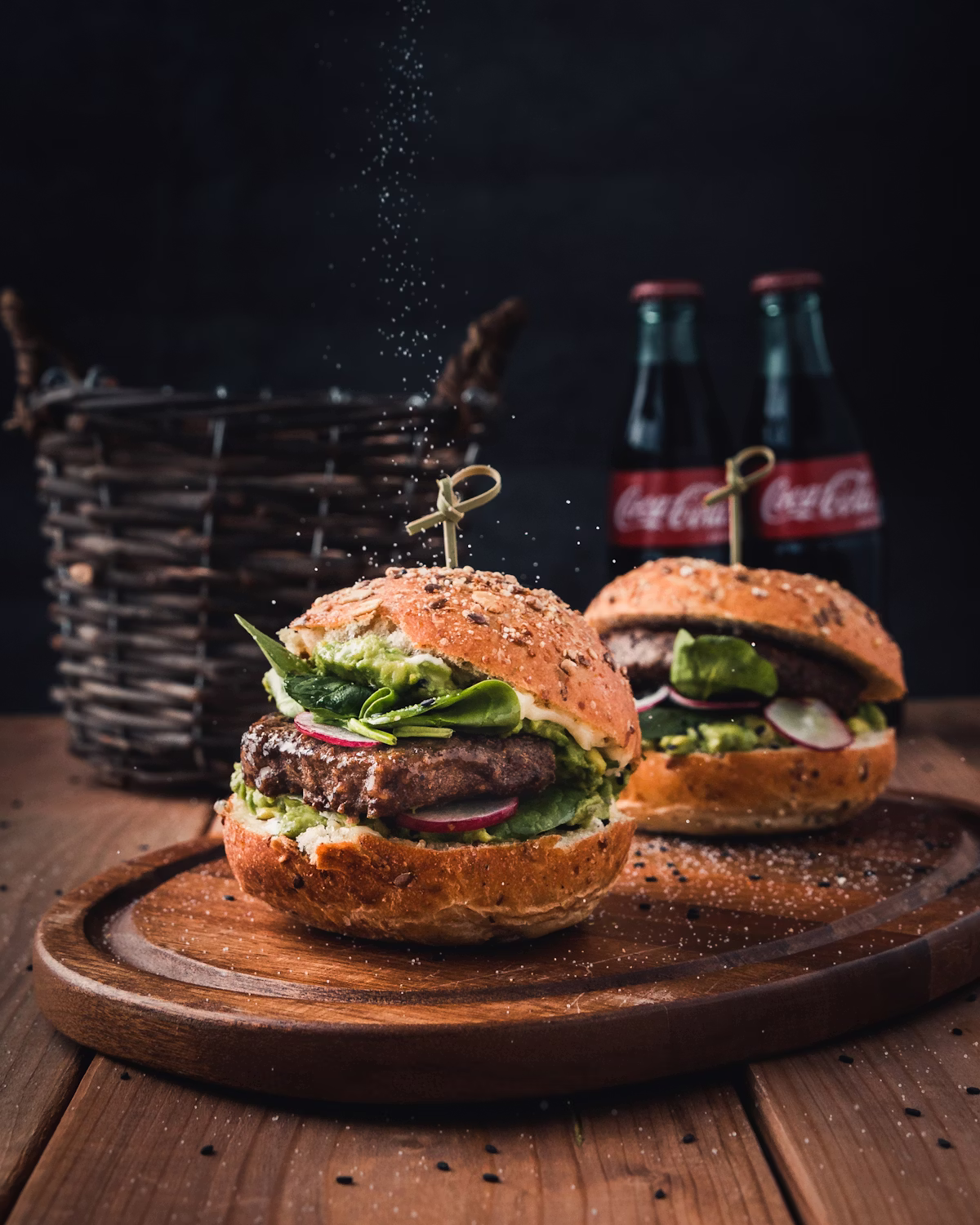 Frischer Burger auf dunklem Hintergrund